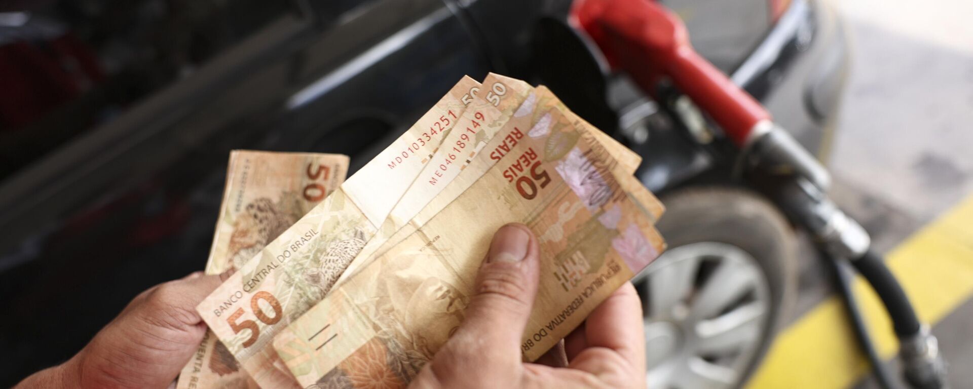 Consumidores fazem fila em posto de combustíveis em meio às promoções do Dia Livre de Impostos, em Brasília (DF), em 6 de junho de 2024 Consumidores fazem fila em posto de combustíveis em meio às promoções do Dia Livre de Impostos, em Brasília (DF), em 6 de junho de 2024 - Sputnik Brasil, 1920, 26.09.2025