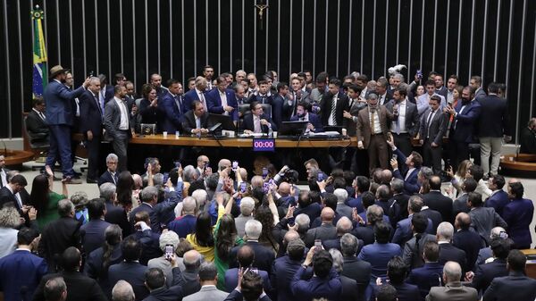 Deputados federais fizeram motim e obstruíram mesa do presidente da Casa, Hugo Motta (Republicanos-PB), em agosto de 2025 - Sputnik Brasil
