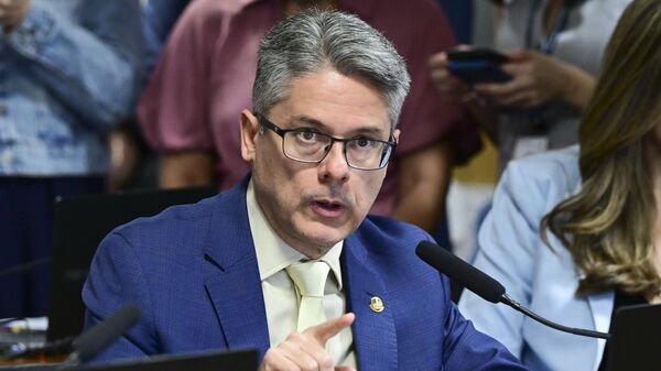 O senador Alessandro Vieira (MDB-SE) durante reunião da Comissão de Assuntos Econômicos (CAE) - Sputnik Brasil