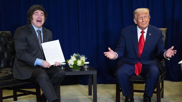 O presidente da Argentina, Javier Milei, em encontro com seu homólogo norte-americano, Donald Trump, em setembro de 2025 - Sputnik Brasil