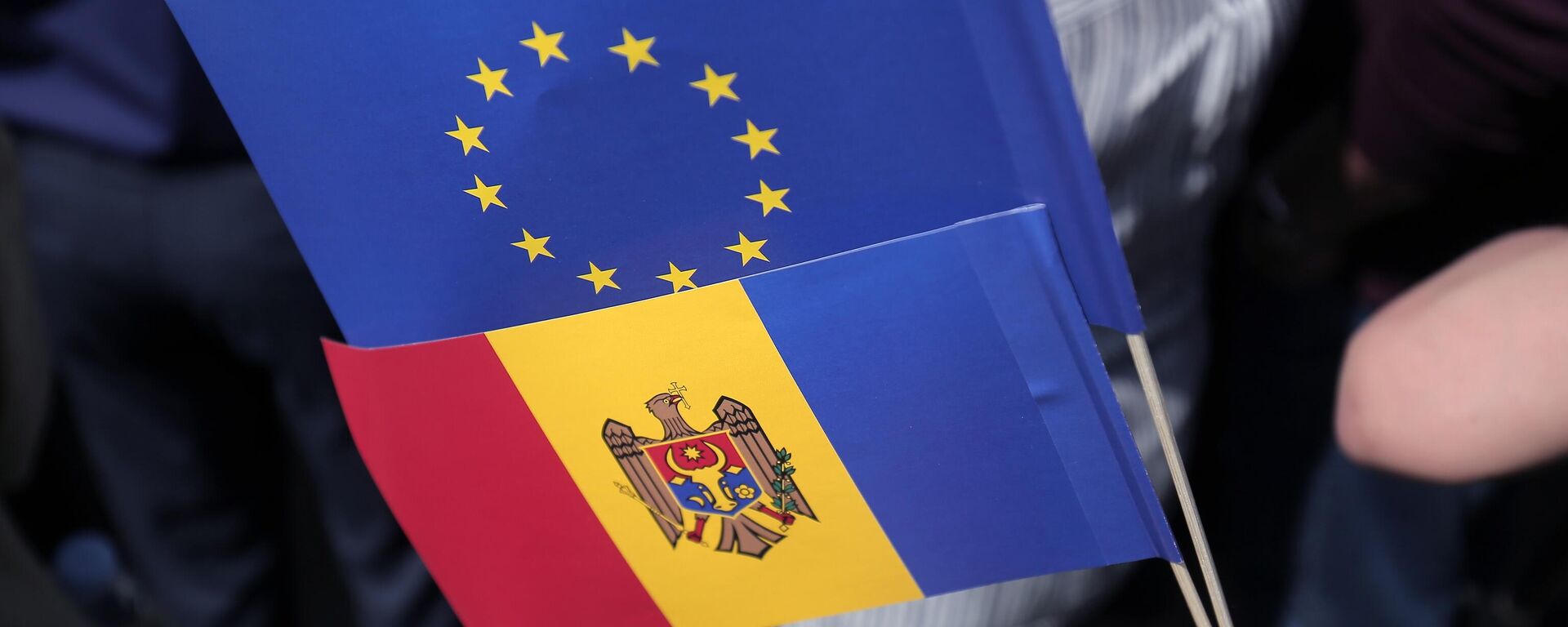 Bandeiras da Moldávia e da União Europeia seguradas por um participante de um protesto na Praça da Grande Assembleia Nacional, em Chisinau. O protesto é uma iniciativa do atual presidente Maia Sandu, em apoio à integração europeia - Sputnik Brasil, 1920, 24.09.2025