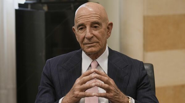 O embaixador dos EUA na Turquia e enviado especial para a Síria, Tom Barrack, se encontra com o primeiro-ministro libanês Nawaf Salam no palácio do governo em Beirute, Líbano, 18 de agosto de 2025 - Sputnik Brasil