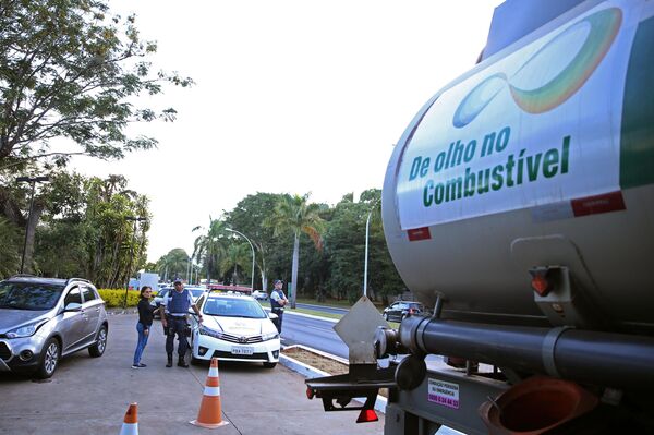 Caminhão-tanque escoltado pela polícia abastece posto de combustível em Brasília (DF) - Sputnik Brasil