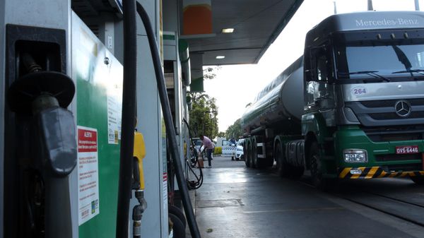 Caminhão-tanque parado próximo a bomba de combustível em posto de Brasília (DF) - Sputnik Brasil