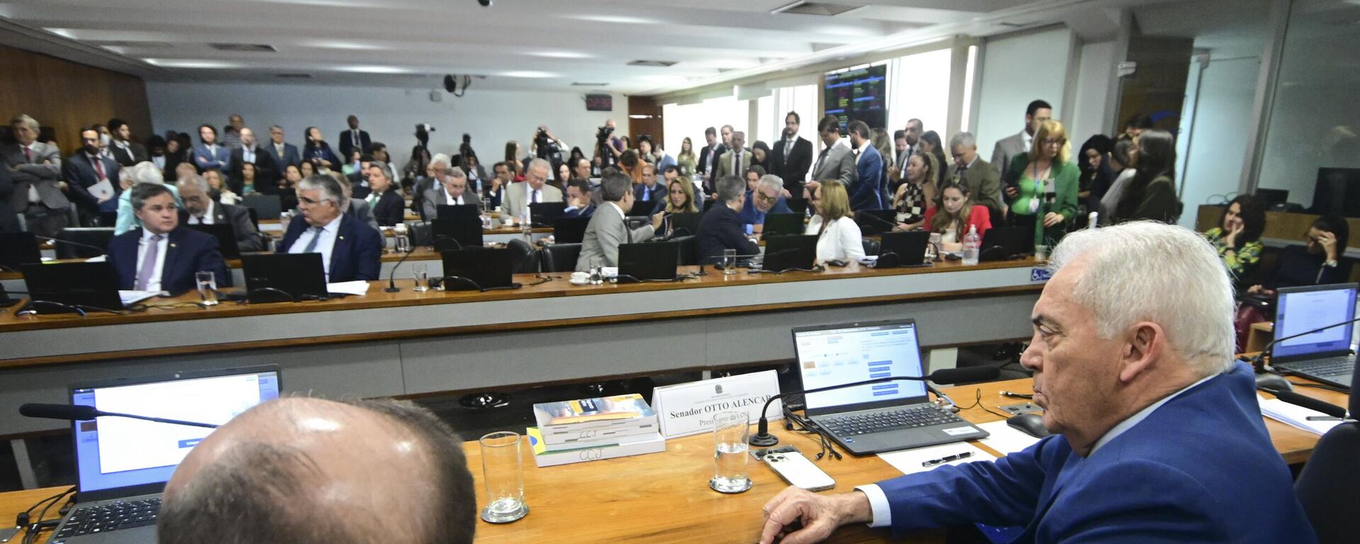 Senadores se reúnem na Comissão de Constituição, Justiça e Cidadania (CCJ) para analisar a Proposta de Emenda à Constituição (PEC) 3/2021, conhecida como PEC da Blindagem, em setembro de 2025 - Sputnik Brasil, 1920, 24.09.2025
