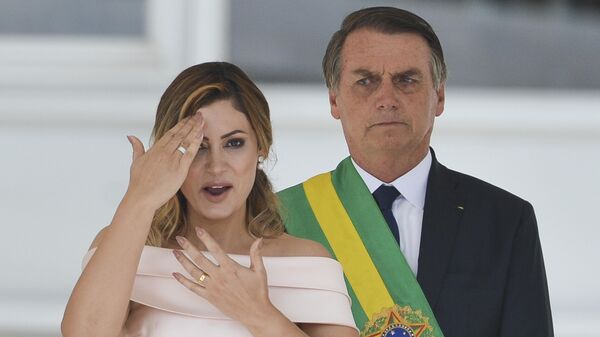 A então primeira-dama do Brasil Michelle Bolsonaro discursando em libras (linguagem de sinais destinada à comunidade surda) no Parlatório do Palácio do Planalto, antes do pronunciamento do presidente Jair Bolsonaro, durante a posse presidencial de 2019 - Sputnik Brasil