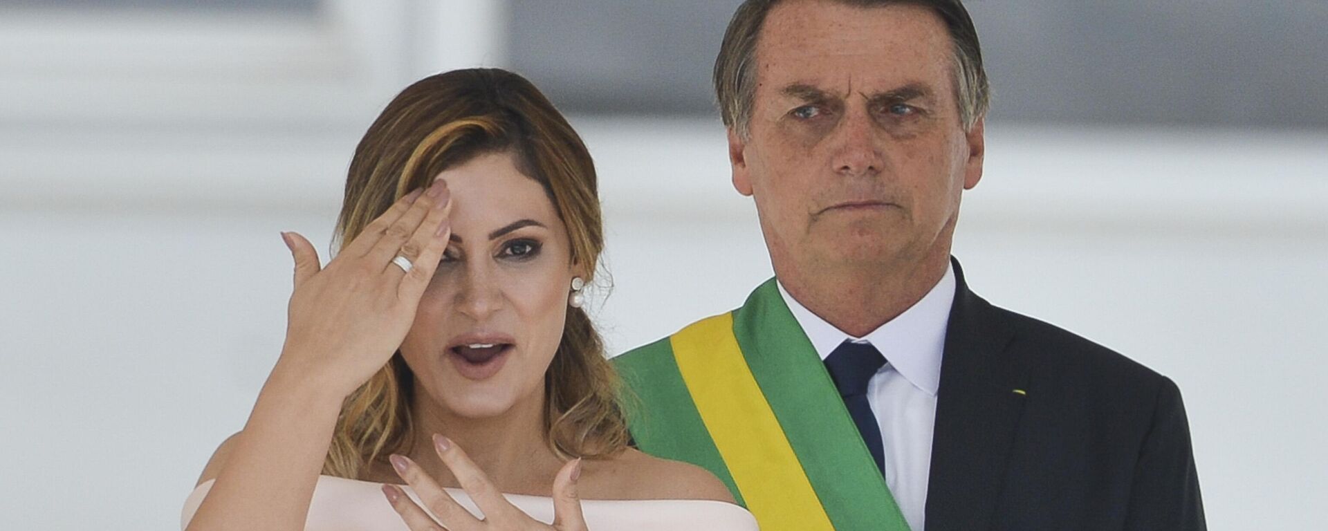 A então primeira-dama do Brasil Michelle Bolsonaro discursando em libras (linguagem de sinais destinada à comunidade surda) no Parlatório do Palácio do Planalto, antes do pronunciamento do presidente Jair Bolsonaro, durante a posse presidencial de 2019 - Sputnik Brasil, 1920, 27.09.2025