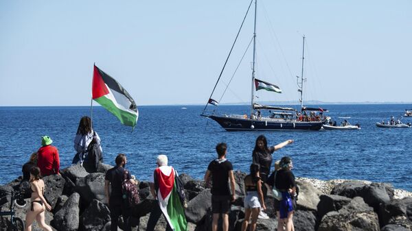 Ativistas da coalizão Flotilha da Liberdade embarcam no barco Madleen antes de zarpar para a Faixa de Gaza, partindo do porto siciliano de Catânia. Itália, 1º de junho de 2025 - Sputnik Brasil