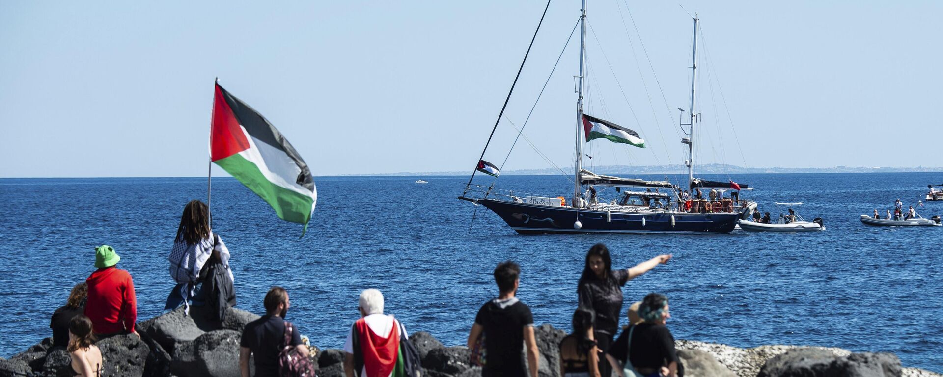 Ativistas da coalizão Flotilha da Liberdade embarcam no barco Madleen antes de zarpar para a Faixa de Gaza, partindo do porto siciliano de Catânia. Itália, 1º de junho de 2025 - Sputnik Brasil, 1920, 01.10.2025