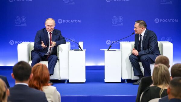 Presidente da Rússia, Vladimir Putin, reúne-se com os funcionários da indústria nuclear russa - Sputnik Brasil