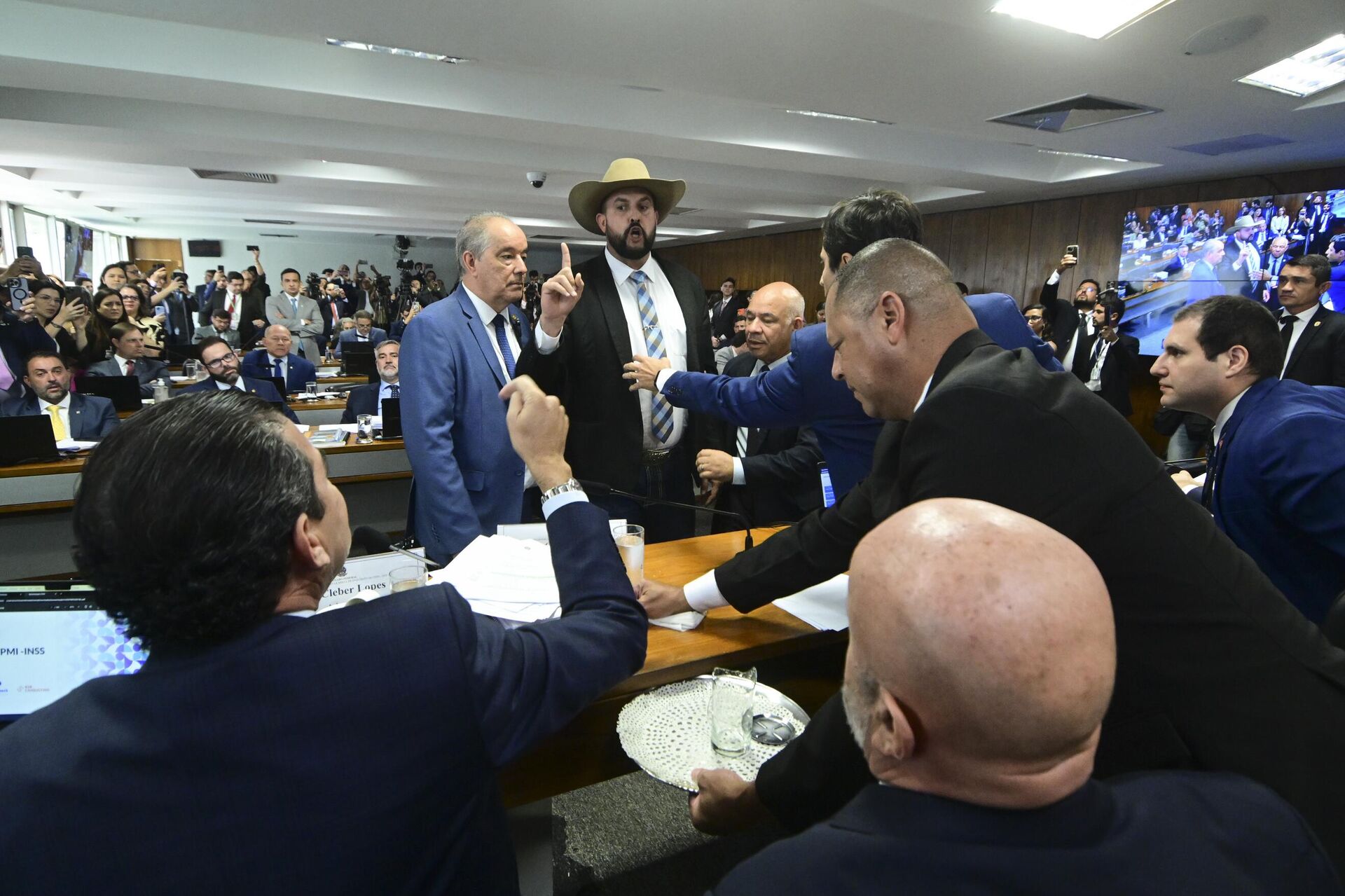 O deputado federal Zé Trovão (PL-SC, de chapéu) durante confusão na oitiva do empresário Antônio Carlos Camilo Antunes, o Careca do INSS, na Comissão Parlamentar Mista de Inquérito (CPMI) do INSS. Brasília (DF), 25 de setembro de 2025 - Sputnik Brasil, 1920, 25.09.2025