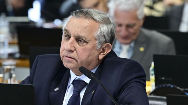 Senador Izalci Lucas (PL-DF) durante pronunciamento na Comissão Parlamentar Mista de Inquérito (CPMI) do INSS, em Brasília (DF), em 25 de setembro de 2025 - Sputnik Brasil