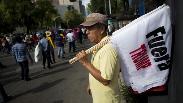 Vendedor com bandeiras Fora Trump durante protesto que condena a intervenção dos EUA na América Latina, na Cidade do México. México, 16 de junho de 2017 - Sputnik Brasil