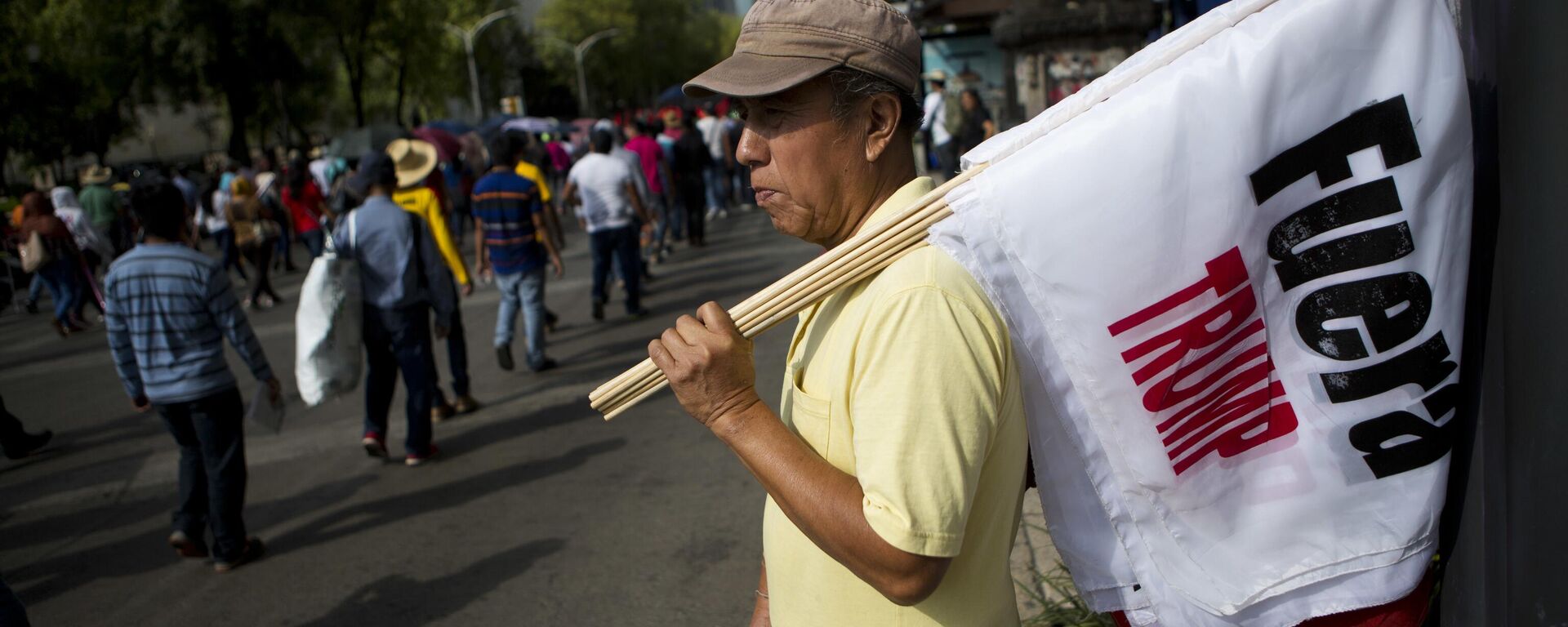 Vendedor com bandeiras Fora Trump durante protesto que condena a intervenção dos EUA na América Latina, na Cidade do México. México, 16 de junho de 2017 - Sputnik Brasil, 1920, 25.09.2025