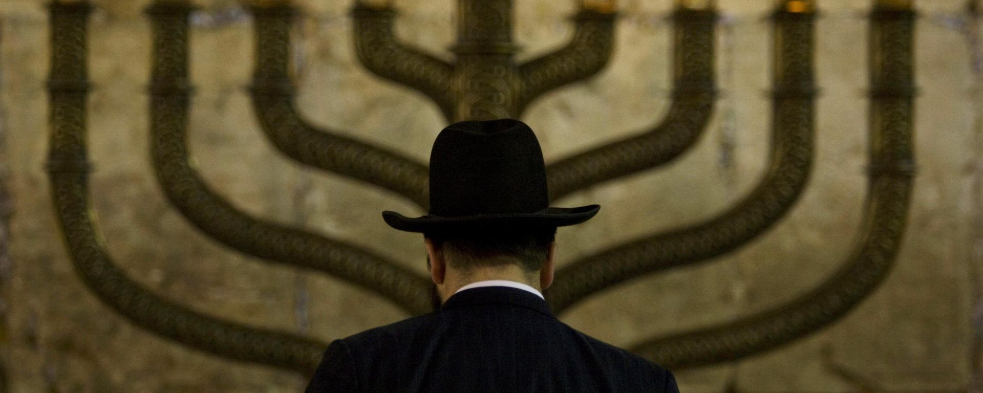 Judeu ultraortodoxo em frente a uma menorá na terceira véspera do Chanucá, no Muro das Lamentações, o local mais sagrado do judaísmo, na Cidade Velha de Jerusalém, em 13 de dezembro de 2009 - Sputnik Brasil, 1920, 25.09.2025