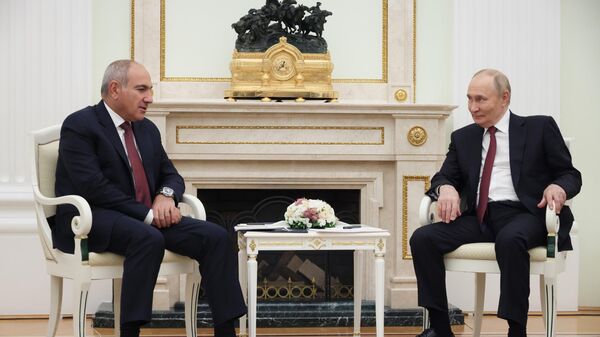 O presidente da Rússia, Vladimir Putin, e o primeiro-ministro da Armênia, Nikol Pashinyan (à esquerda), durante o encontro em Moscou em 25 de setembro de 2025 - Sputnik Brasil