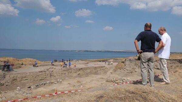 O presidente russo, Vladimir Putin, visita local de escavação na Península de Taman - Sputnik Brasil