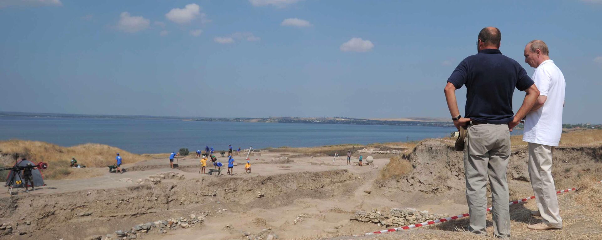 O presidente russo, Vladimir Putin, visita local de escavação na Península de Taman - Sputnik Brasil, 1920, 26.09.2025