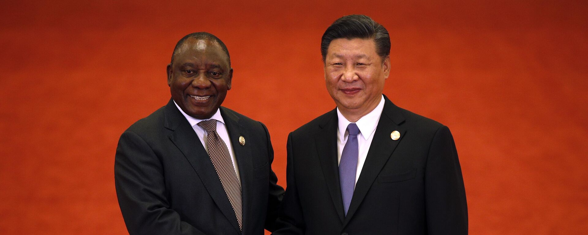 Cyril Ramaphosa, presidente da África do Sul, aperta a mão de Xi Jinping, homólogo chinês, durante o Fórum sobre Cooperação China-África, realizado no Grande Salão do Povo, em Pequim. China, 3 de setembro de 2018 - Sputnik Brasil, 1920, 26.09.2025
