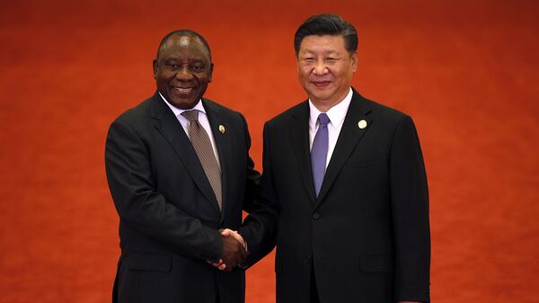 Cyril Ramaphosa, presidente da África do Sul, aperta a mão de Xi Jinping, homólogo chinês, durante o Fórum sobre Cooperação China-África, realizado no Grande Salão do Povo, em Pequim. China, 3 de setembro de 2018 - Sputnik Brasil
