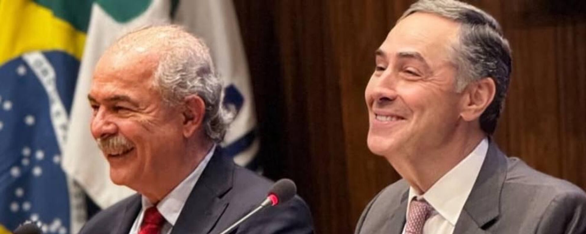 O presidente do BNDES, Aloizio Mercadante (à esq.), e o ministro do STF Luís Roberto Barroso (à dir.) durante evento no Rio de Janeiro, em setembro de 2025 - Sputnik Brasil, 1920, 26.09.2025