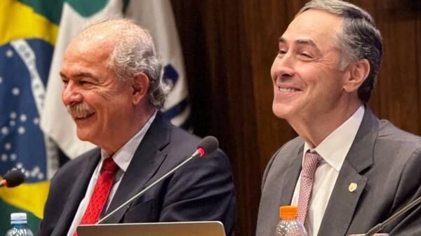 O presidente do BNDES, Aloizio Mercadante (à esq.), e o ministro do STF Luís Roberto Barroso (à dir.) durante evento no Rio de Janeiro, em setembro de 2025 - Sputnik Brasil