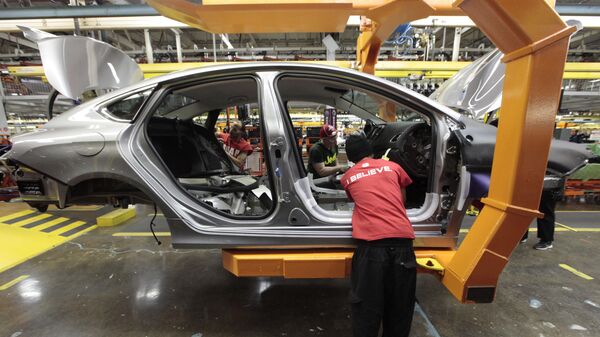 Trabalhadores da linha de montagem constroem um automóvel Chrysler 200 2015 na fábrica de Sterling Heights, em Sterling Heights, Michigan. Atraídas por baixos salários e acordos de livre comércio para economizar impostos, montadoras dos EUA e do exterior estão acelerando os planos de construir novas fábricas e criar empregos no México, 14 de março de 2014 - Sputnik Brasil