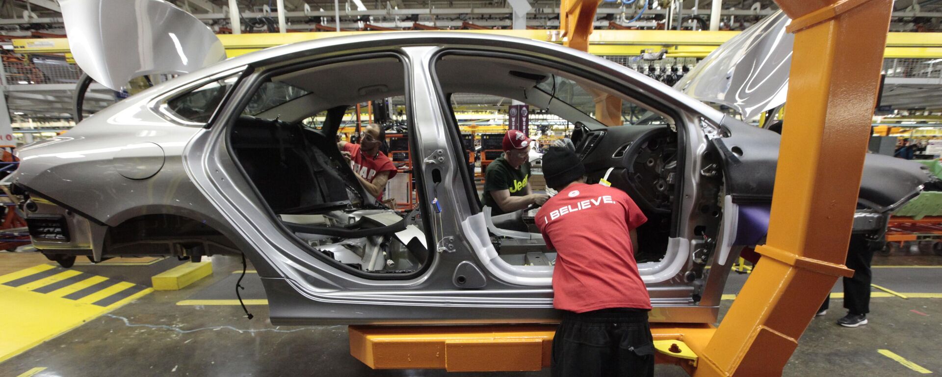 Trabalhadores da linha de montagem constroem um automóvel Chrysler 200 2015 na fábrica de Sterling Heights, em Sterling Heights, Michigan. Atraídas por baixos salários e acordos de livre comércio para economizar impostos, montadoras dos EUA e do exterior estão acelerando os planos de construir novas fábricas e criar empregos no México, 14 de março de 2014 - Sputnik Brasil, 1920, 27.09.2025