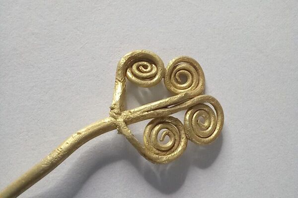 Detalhes do broche de ouro raro datado de 2500 a.C., revelado em Troia - Sputnik Brasil