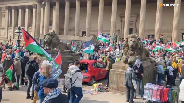 🪧 Milhares de pessoas se reúnem no centro de Liverpool em manifestação conjunta - Sputnik Brasil
