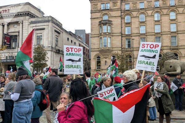 🪧 Milhares de pessoas se reúnem no centro de Liverpool em manifestação conjunta - Sputnik Brasil