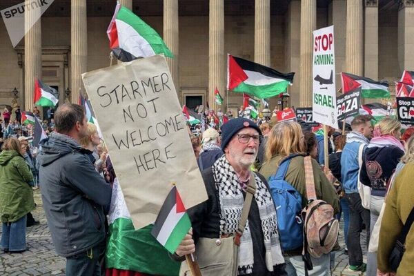 🪧 Milhares de pessoas se reúnem no centro de Liverpool em manifestação conjunta - Sputnik Brasil