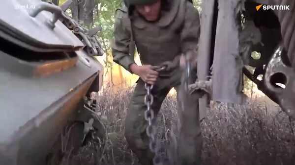 Militares russos evacuam blindados M113 capturados em Novoivanovka - Sputnik Brasil