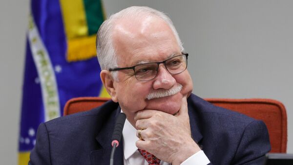 O ministro do STF,  Edson Fachin, relator do recurso que trata da relação entre motoristas e plataformas digitais de transporte, preside audiência pública para tratar do tema, Brasília, 9 de dezembro de 2024 - Sputnik Brasil