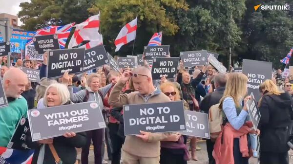 Centenas de manifestantes protestam contra ID digital em Liverpool, no Reino Unido - Sputnik Brasil