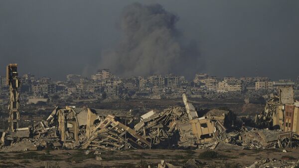 Fumaça sobe de um bombardeio do exército israelense na Cidade de Gaza, vista do centro da Faixa de Gaza, em meados de setembro - Sputnik Brasil