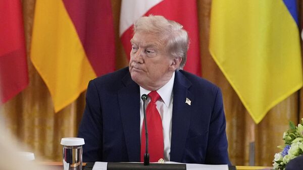 O presidente dos Estados Unidos, Donald Trump, durante evento com líderes mundiais em Washington, em meados de agosto de 2025 - Sputnik Brasil