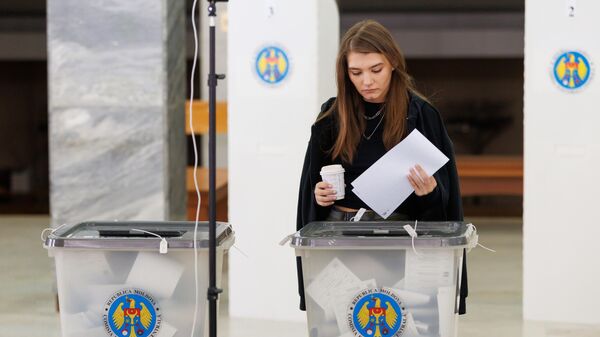 Eleitora vota para durante eleições parlamentares na Moldávia, em setembro de 2025 - Sputnik Brasil