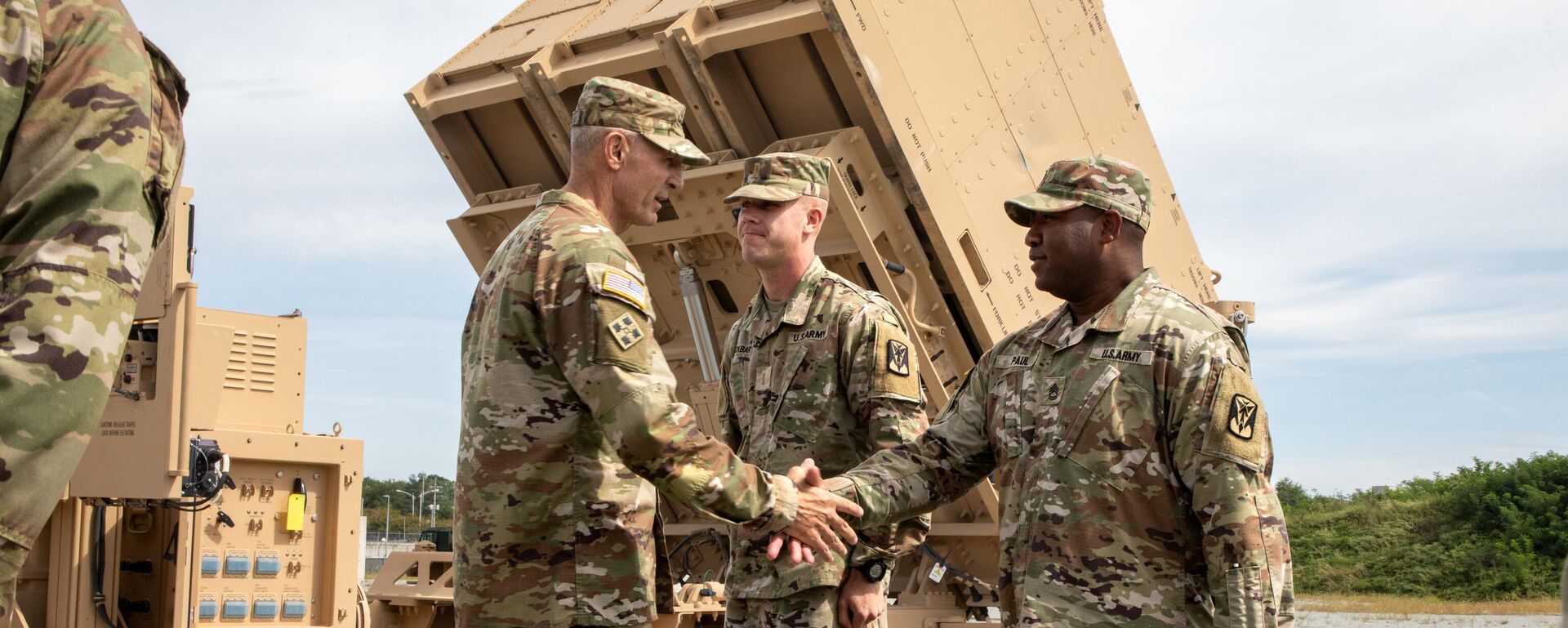 O chefe do Estado-Maior do Exército, general Randy George, se reúne com líderes da 35ª Brigada de Artilharia de Defesa Aérea e soldados do 6º Batalhão, 52º Regimento de Artilharia de Defesa Aérea, em frente a um lançador do Sistema de Capacidade de Proteção Contra Incêndio Indireto em um local tático Patriot, 22 de setembro de 2025 - Sputnik Brasil, 1920, 27.03.2026