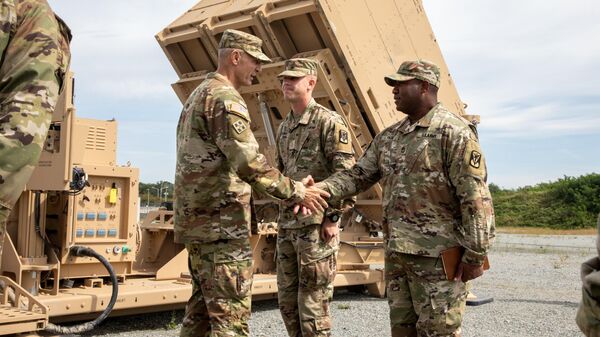 O chefe do Estado-Maior do Exército, general Randy George, se reúne com líderes da 35ª Brigada de Artilharia de Defesa Aérea e soldados do 6º Batalhão, 52º Regimento de Artilharia de Defesa Aérea, em frente a um lançador do Sistema de Capacidade de Proteção Contra Incêndio Indireto em um local tático Patriot, 22 de setembro de 2025 - Sputnik Brasil