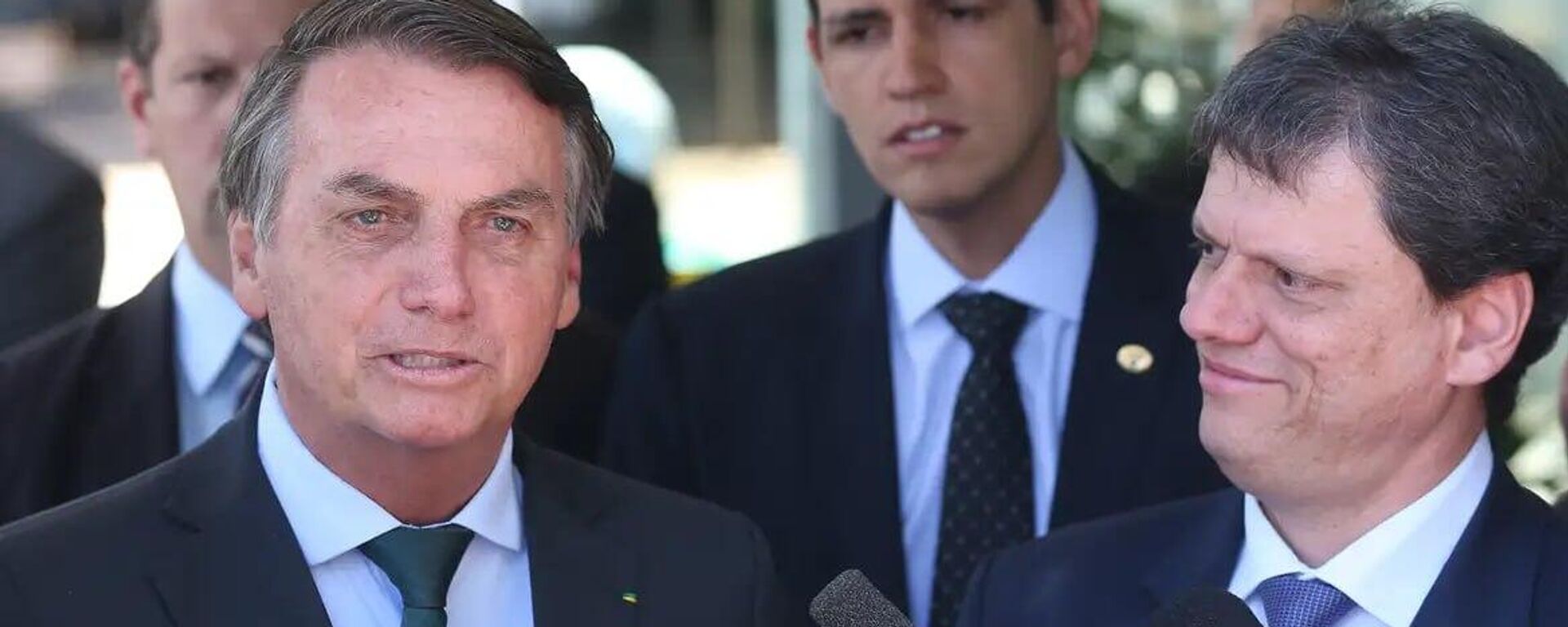 Jair Bolsonaro fala a repórteres na companhia do governador de São Paulo, Tarcísio de Freitas (Republicanos) - Sputnik Brasil, 1920, 29.09.2025