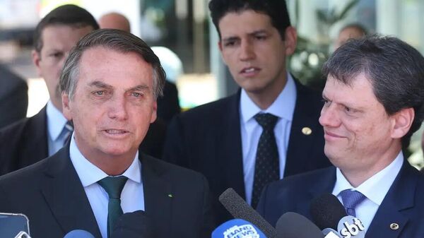 Jair Bolsonaro fala a repórteres na companhia do governador de São Paulo, Tarcísio de Freitas (Republicanos) - Sputnik Brasil