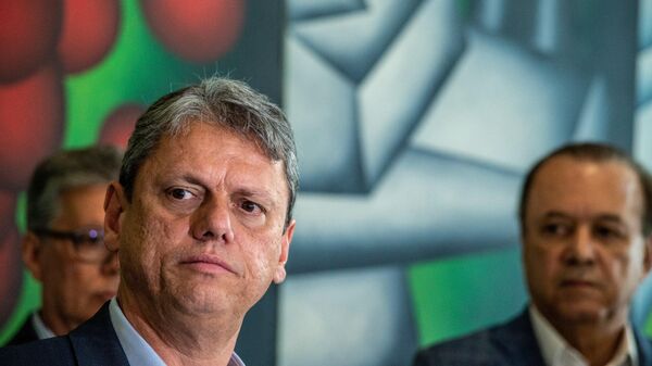 Governador de São Paulo, Tarcísio de Freitas (Republicanos), durante coletiva de imprensa sobre casos de intoxicação por metanol no estado paulista. 30 de setembro de 2025 - Sputnik Brasil