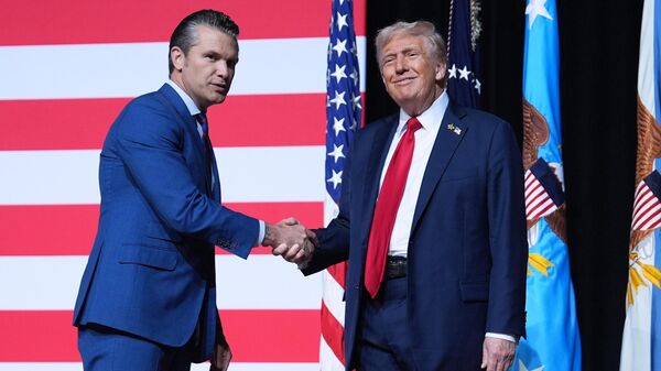 O presidente norte-americano Donald Trump é recebido pelo secretário de Defesa, Pete Hegseth, antes de discursar para um grupo de altos comandantes militares dos EUA na Base do Corpo de Fuzileiros Navais de Quantico, Virgínia, 30 de setembro de 2025 - Sputnik Brasil