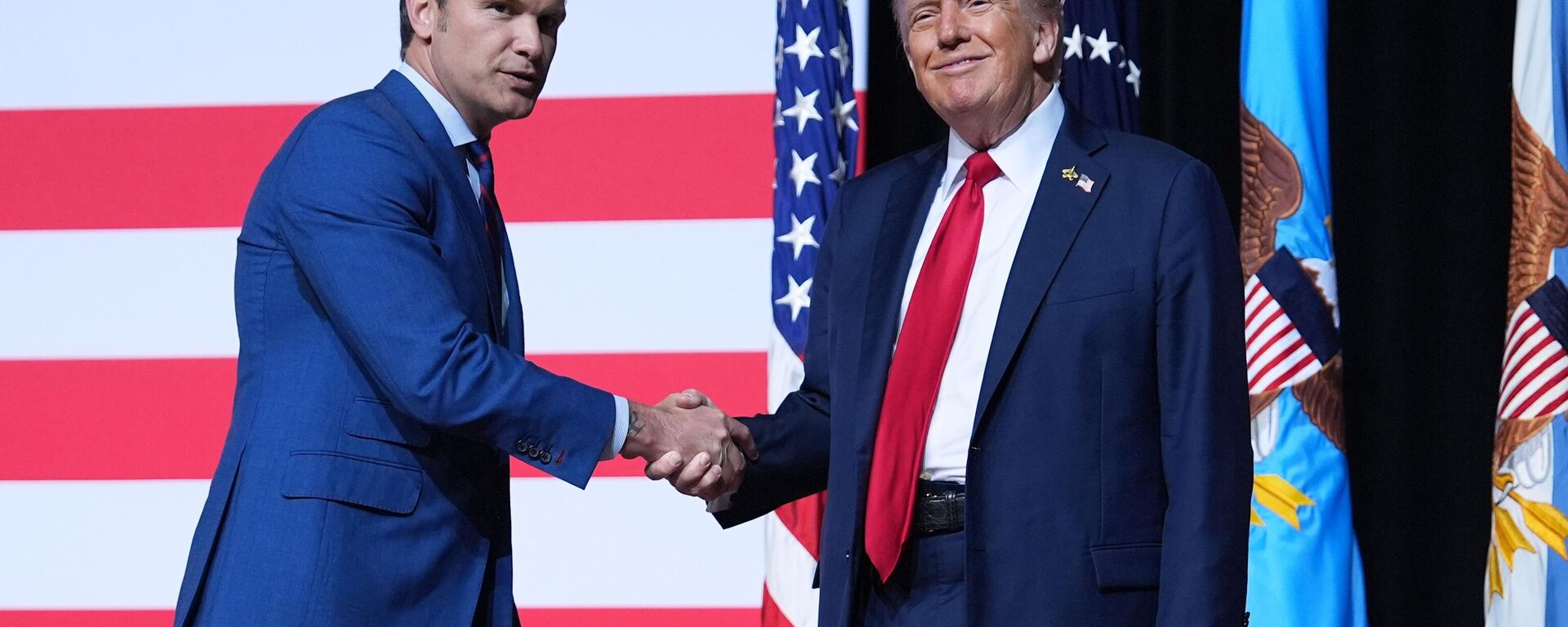 O presidente norte-americano Donald Trump é recebido pelo secretário de Defesa, Pete Hegseth, antes de discursar para um grupo de altos comandantes militares dos EUA na Base do Corpo de Fuzileiros Navais de Quantico, Virgínia, 30 de setembro de 2025 - Sputnik Brasil, 1920, 01.10.2025