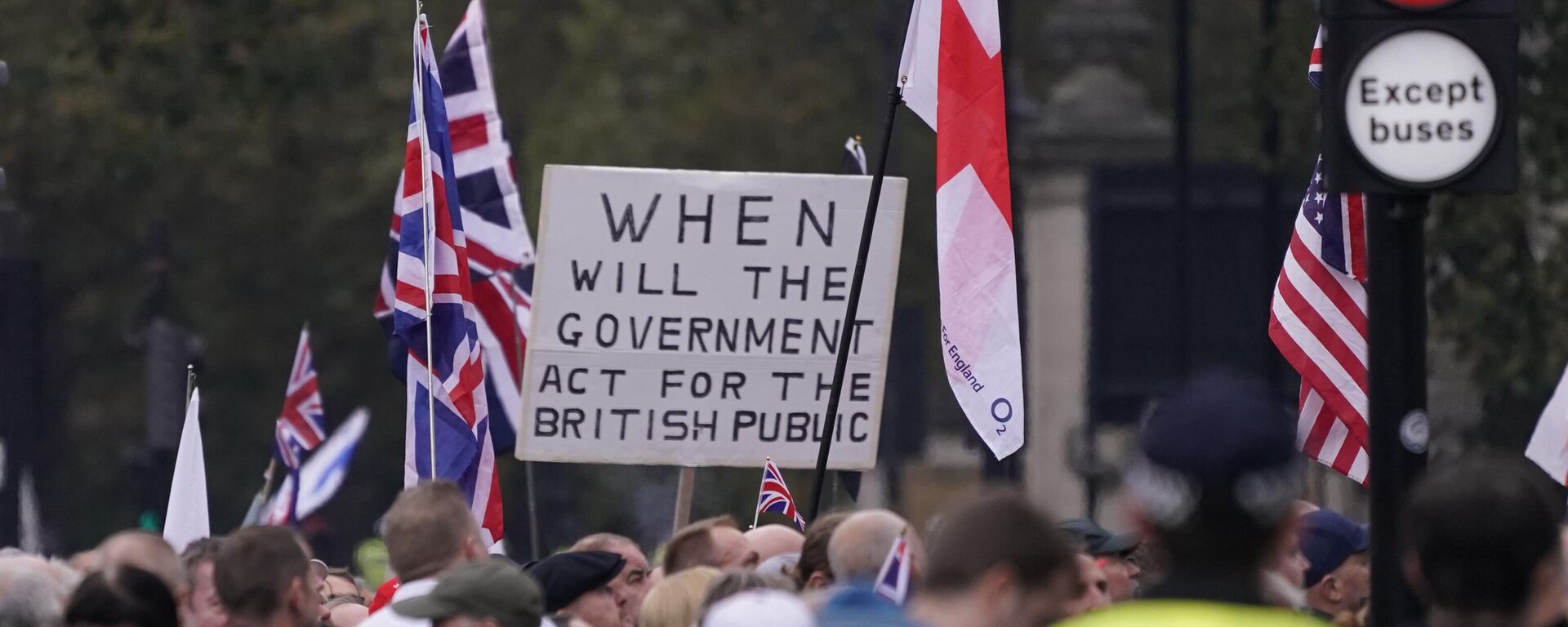 Manifestantes de extrema-direita protestam atrás de uma barreira policial em Londres. Reino Unido, 26 de outubro de 2024 - Sputnik Brasil, 1920, 01.10.2025
