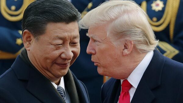 O presidente da China, Xi Jinping, e seu homólogo norte-americano, Donald Trump, em um encontro em novembro de 2017, na capital chinesa, Pequim - Sputnik Brasil