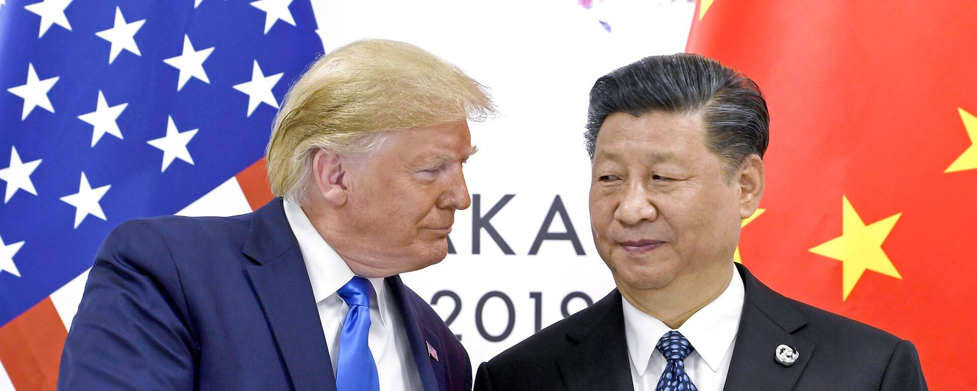 O presidente dos Estados Unidos, Donald Trump, cumprimenta seu homólogo chinês, Xi Jinping, durante encontro no Japão, em junho de 2019 - Sputnik Brasil, 1920, 26.11.2025