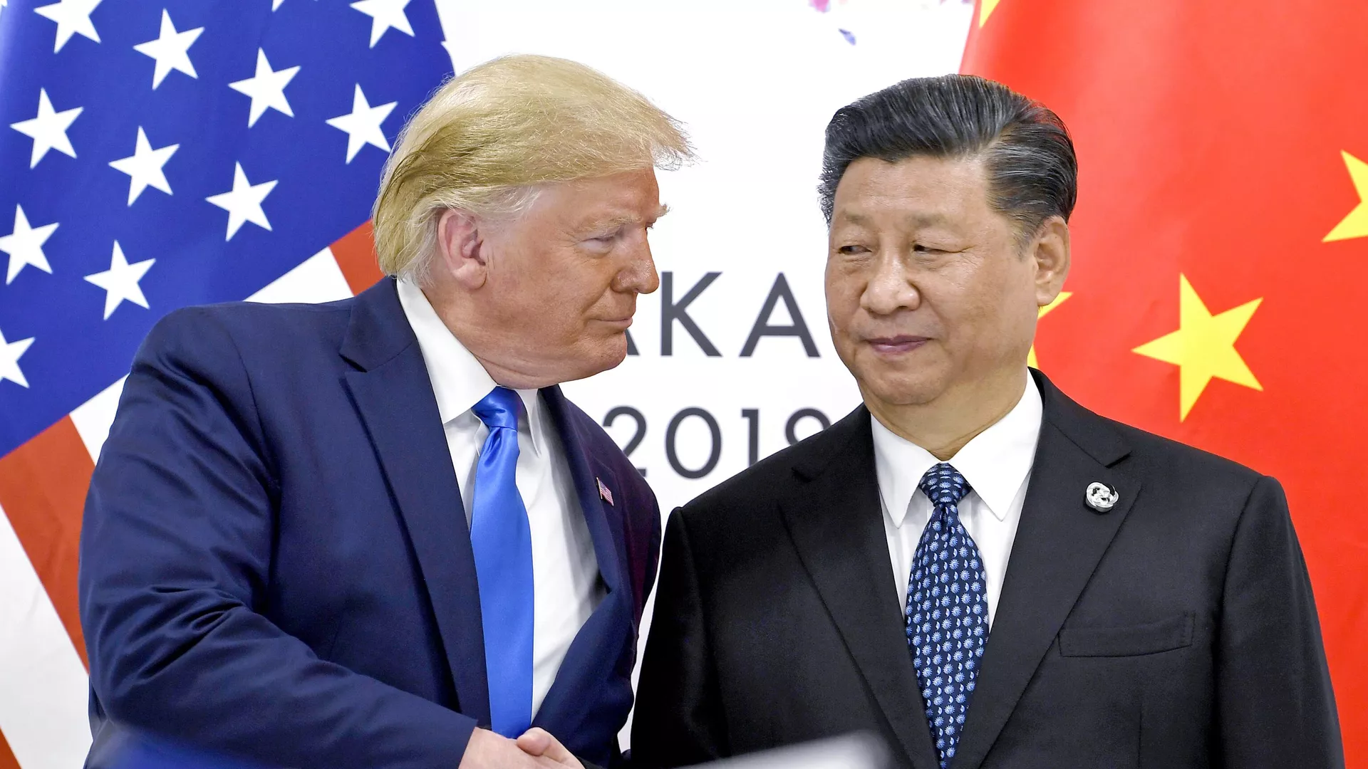 O presidente dos Estados Unidos, Donald Trump, cumprimenta seu homólogo chinês, Xi Jinping, durante encontro no Japão, em junho de 2019 O presidente dos Estados Unidos, Donald Trump, cumprimenta seu homólogo chinês, Xi Jinping, durante encontro no Japão, em junho de 2019 - Sputnik Brasil, 1920, 26.11.2025
