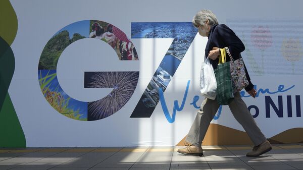 Painel com o logo do G7 no Japão, quando o país recebeu a reunião do grupo, em 2023 - Sputnik Brasil